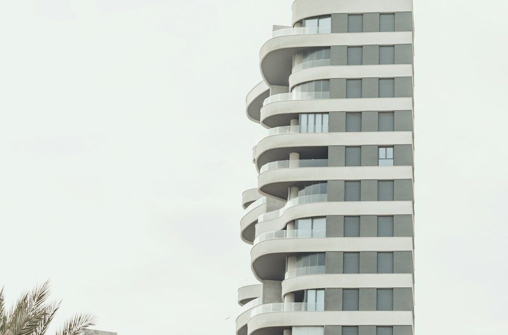 Casas entre medianeras: el arte de hacer vivienda donde no cabe